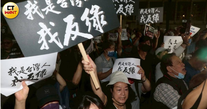 「大罷免案」檢方偵辦腳步愈演愈烈，國民黨台北市黨部被搜索，主委黃呂錦茹被帶去地檢署，支持群眾愈晚愈集結台北地檢署外。（圖／劉耿豪攝）