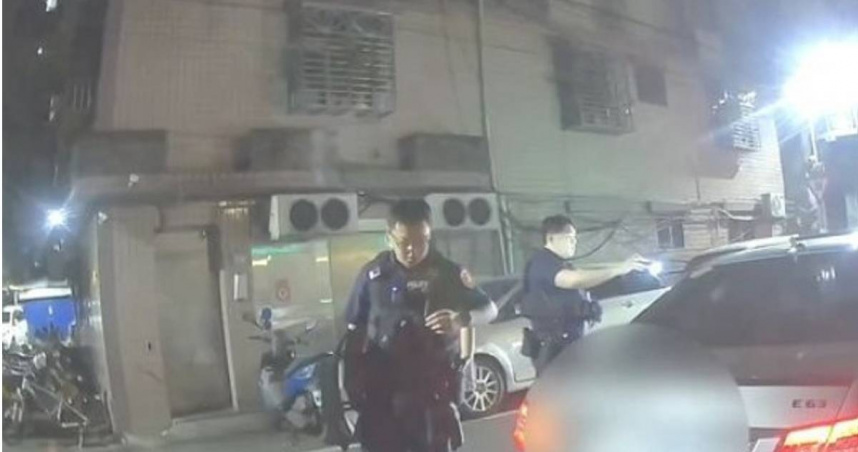 新莊17日發生行車糾紛，2車在巷弄會車卻互不相讓，賓士車駕駛竟亮槍威脅禮讓。（圖／翻攝畫面）