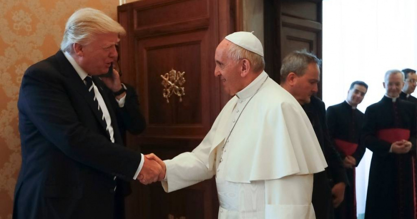 2017年時，川普首次與方濟各碰面。（圖／達志／美聯社）