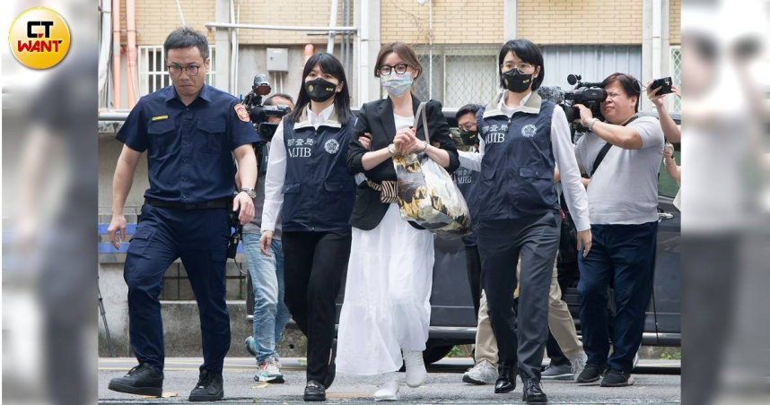 貴婦奈奈1日在調查局人員陪同下進入北檢。(圖／黃威彬攝)