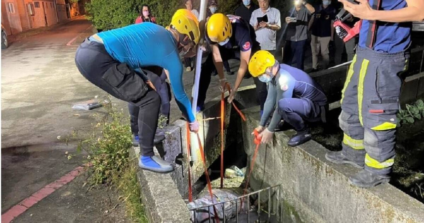 花蓮縣吉安鄉太昌村有村民察覺到空氣中飄散著異味，循著氣味在灌溉水圳中發現一具以棉被緊緊包裹的物體，懷疑是棄屍，嚇得急忙報案。（圖／翻攝畫面）