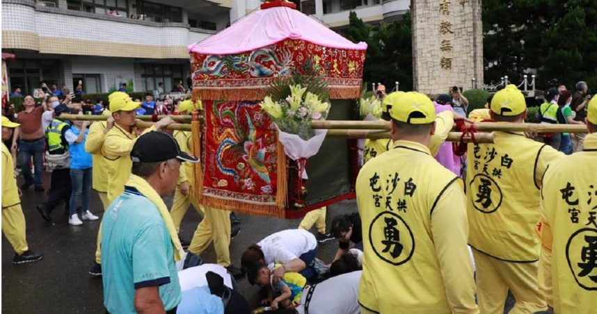 達德商工創校60年首迎白沙屯媽祖鑾駕，師生鑽轎底祈福。（圖／達德商工提供）