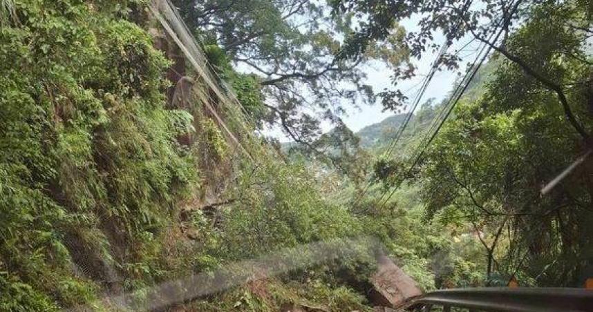 道路慘遭土石活埋雙向封閉。（ 圖／翻攝畫面）