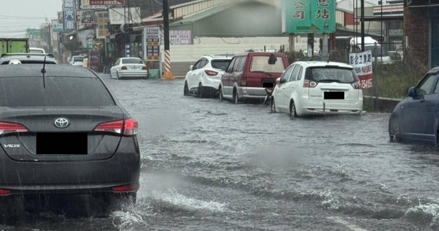 彰化溪湖鎮因大雨多處嚴重積水。（圖／民眾提供）