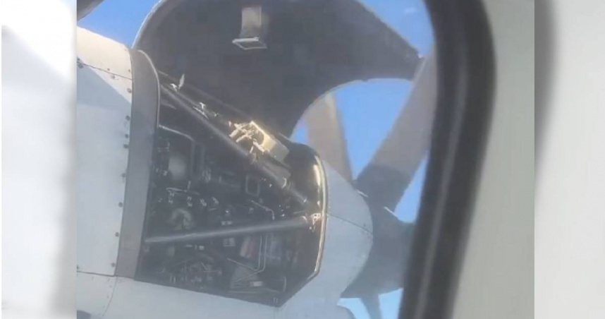 華信航空一架AE301班機今（16日）上午原定從高雄飛往金門，怎料飛行途中引擎罩突整塊掀起，全機立刻折返回小港機場。（圖／擷取自Facebook／有梗俱樂部）