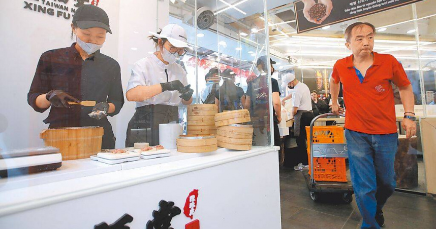 關稅重擊，台3大營業氣候續下跌。圖為坊間餐飲服務業的員工。（圖／報系資料照）