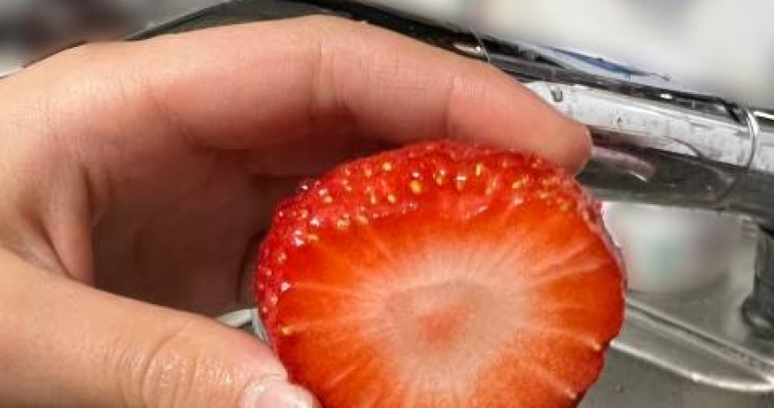 光用清水洗水果，仍無法將殘留在表皮的農藥給洗掉。（示意圖／翻攝自photoAC）