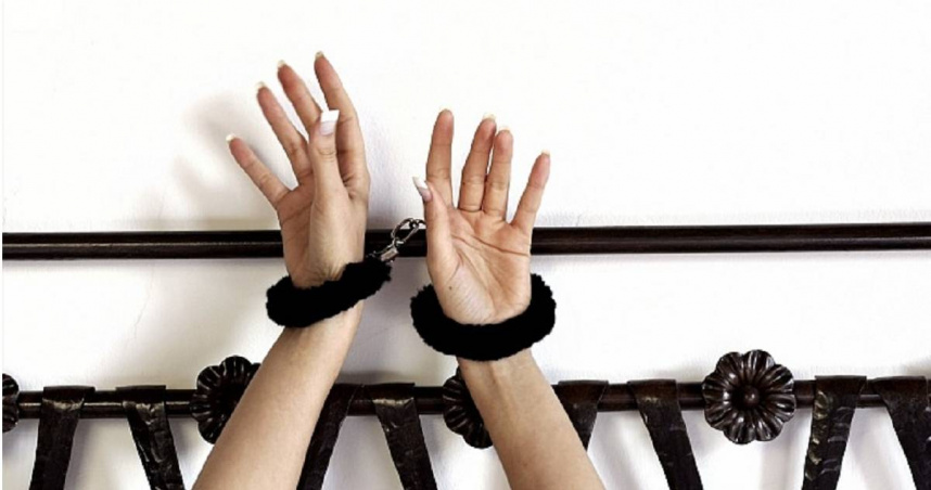 桃園一名黃姓人妻與丈夫郭男結婚9年，怎料黃女竟在外面偷吃小王，2人還互傳「口水征服」、「把妳銬床上」、「要撕褲襪嗎」等大尺度訊息，郭男驚覺被戴綠帽後，憤而告上法院，經桃園地院審理，判定小王須賠償18萬元。（示意圖／擷取自TPG達志影像）