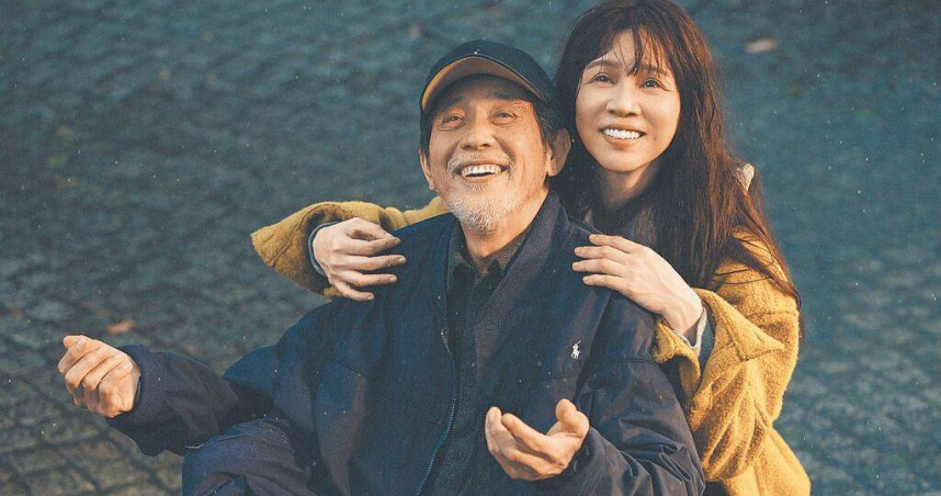 台劇《忘了我記得》以照顧失智家人為題，播出後引發熱議。圖為秦漢（左）在劇中完美演繹謝盈萱失智老父，眼神極其細膩自然。（圖／Netflix提供）