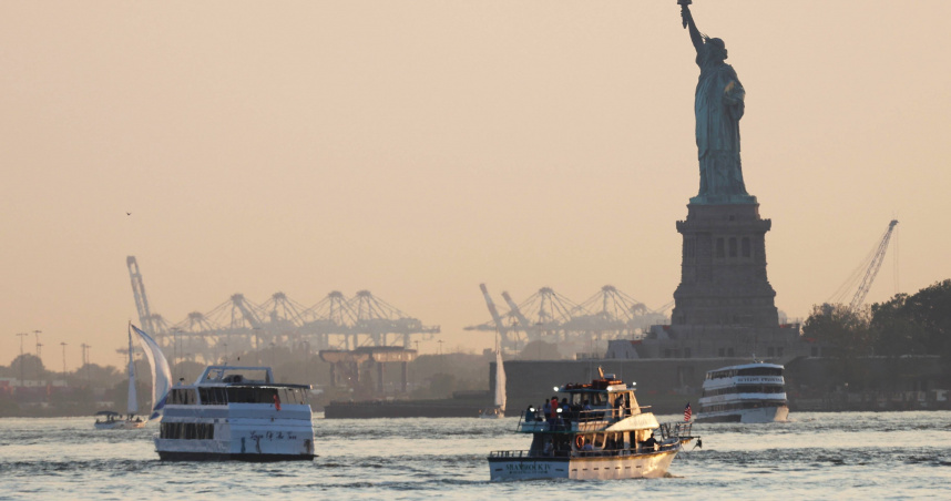 美國東岸、中西部及南部多個州的空氣品質大幅惡化 。（圖／達志／美聯社）