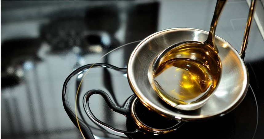 日本專業廚師Papuchan透露，沙拉油最早的意思是品質好，達到生食級，可以用來拌生菜沙拉吃，就被直接以「沙拉」命名。（示意圖／Pixabay）