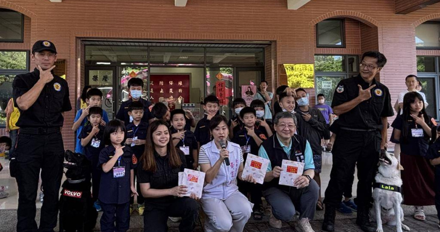 台中市太平警分局15天舉辦「小小警察營」活動，20名小朋友共同體驗警察勤務。（圖／中國時報馮惠宜攝）