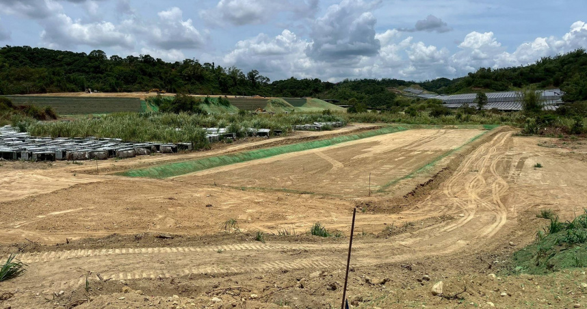 針對高雄市大樹區51公頃山坡地太陽能光電場開發爭議，市議員黃飛鳳表示，高雄市政府是不是非得要讓災難發生、民怨沸騰，才願意真正動起來、正視問題。（圖／取自黃飛鳳臉書）