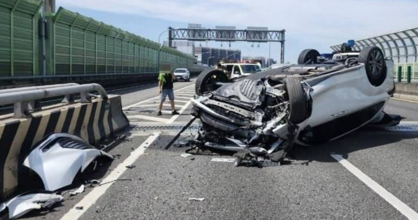 台74發生自撞翻車意外，駕駛遭疑毒駕警調查中。（圖／翻攝畫面）