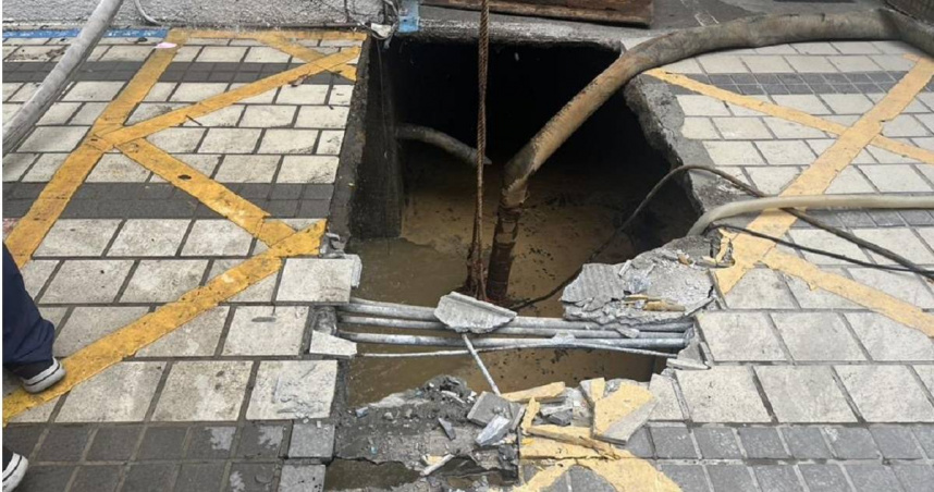 高雄醫院停車場突現1米深天坑疑鄰近建案釀災。（ 圖／翻攝畫面）