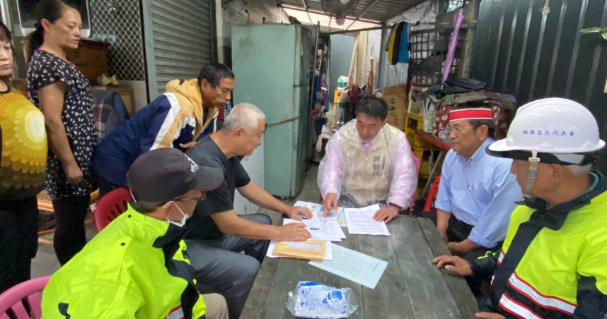 立委許智傑說，風災後他便以來回4小時車程趕往高雄原鄉山區勘查災情。（圖／許智傑辦公室提供）