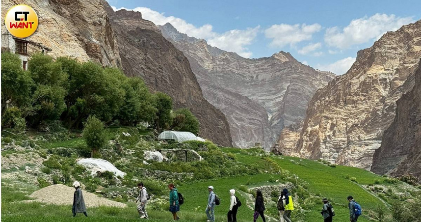 在拉達克壯麗山谷與溪流間徒步健行，不知不覺心也會跟著沉靜下來。（圖／九十路公車小乘客提供）