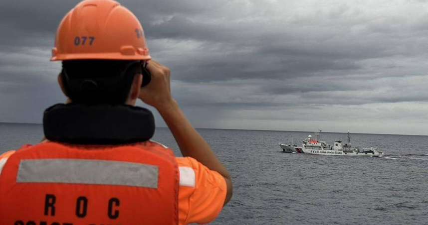 海巡派艦全程監控驅離。（圖／海洋委員會海巡署東南沙分署提供）