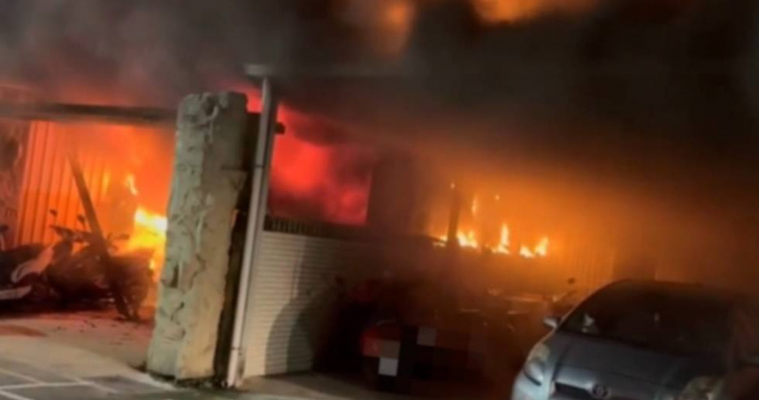 澎湖馬公深夜火海狂燒租車行機車30輛付之一炬。（圖／翻攝畫面）