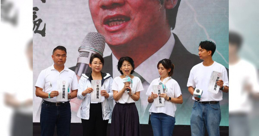 台灣民眾黨20日於民進黨中央黨部前舉辦「民主起義！反罷要贏 台灣要贏」，民眾黨前主席柯文哲妻子陳佩琪（中）出席表示，她會去投下不同意票，也會請律師去幫忙申請柯文哲出來行使公民權投下不同意票。（圖／中國時報記者鄧博仁攝）