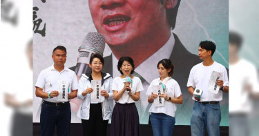 台灣民眾黨20日於民進黨中央黨部前舉辦「民主起義！反罷要贏 台灣要贏」，民眾黨前主席柯文哲妻子陳佩琪（中）出席表示，她會去投下不同意票，也會請律師去幫忙申請柯文哲出來行使公民權投下不同意票。（圖／中國時報記者鄧博仁攝）