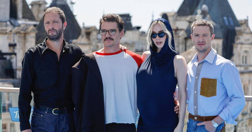 艾邦摩斯貝克許（左起）、佩德羅帕斯卡、凡妮莎柯比、喬瑟夫昆恩宣傳《驚奇4超人：第一步》。（圖／美聯社）