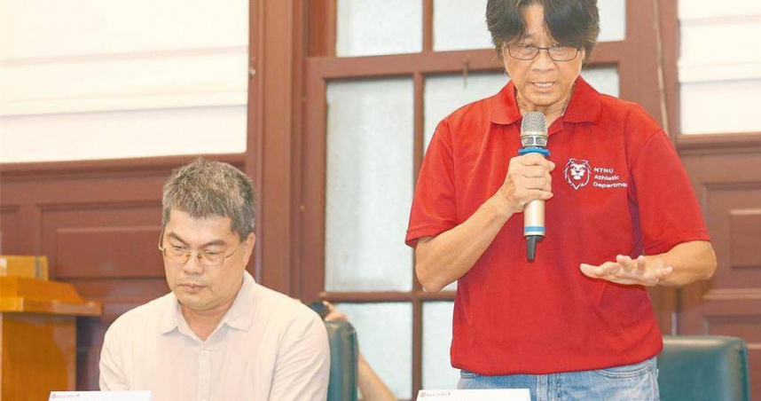 女足隊教練周台英（右）及計畫主持人陳忠慶（左），於19日的校方記者會回答媒體詢問。（圖／本報資料照）