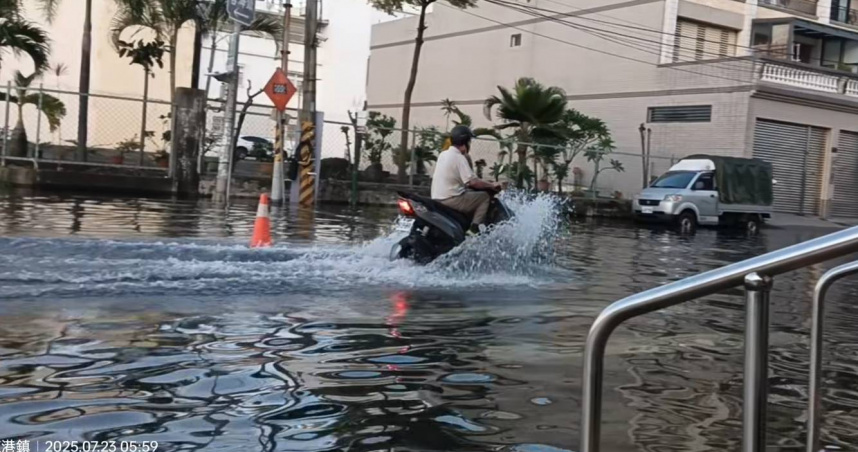 因天文大潮來襲，屏東縣東港鎮出現積水情形。（圖／葉而項臉書）