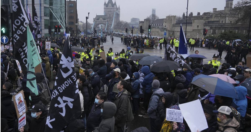 反華抗議者在倫敦塔橋附近的皇家鑄幣廠法院外示威。。（圖／達志／美聯社）