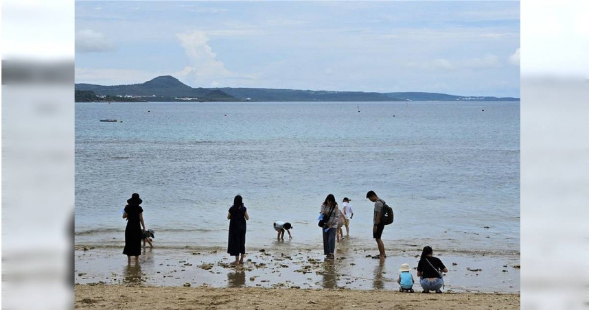 墾丁後壁湖風平浪靜，卻被插3面紅旗禁止一切水上活動，讓自嘲已經在「吃土」的海域活動業者再也忍不住到墾管處陳情。（圖／中國時報羅琦文攝）