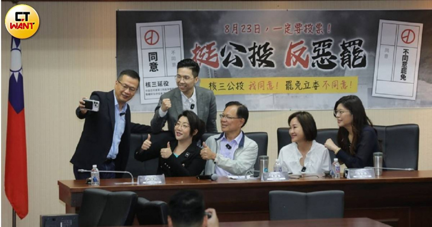 國民黨立委羅智強（左起）等人同框舉辦「挺公投，反惡罷」說明會前會。（圖／周志龍攝）
