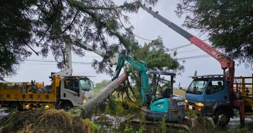 楊柳颱風梨山斷電6000戶，台電冒險翻山搶修。（圖／翻攝畫面）