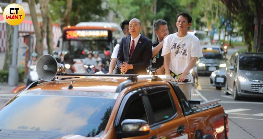 民眾黨主席黃國昌（右）近日受訪反嗆記者引譁然。左為立法院長韓國瑜。（圖／周志龍攝）