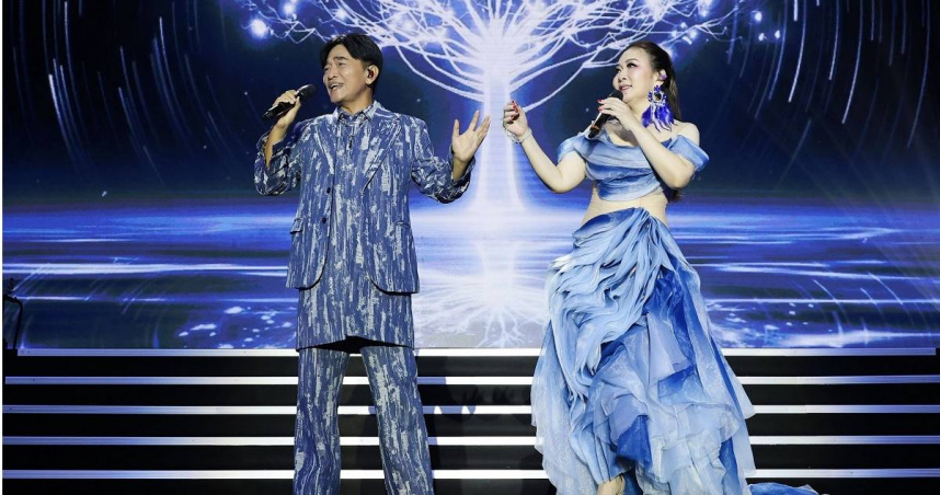 吳宗憲（左）無酬力挺前師妹張秀卿演唱會，兩人一起合唱〈屋頂〉。（圖／名人演藝事業提供）