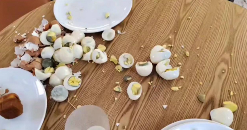 陝西一名女子想打包飯店的食物，遭工作人員制止後竟糟蹋食物。（圖／翻攝自黃西炮微博）