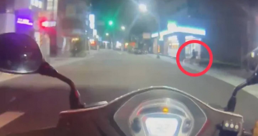 酒後騎YouBike闖紅燈，吧男嗆警「你是法律嗎」照樣挨罰。（圖 ／翻攝畫面）