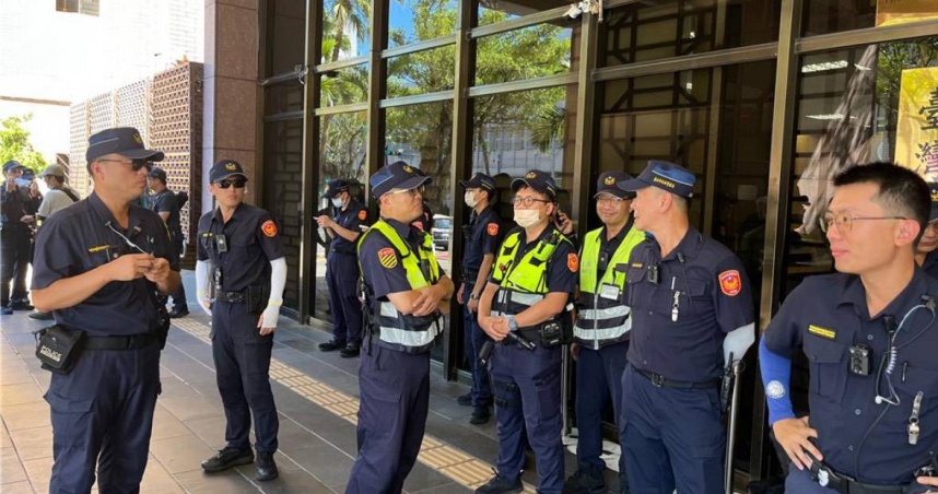 為了應對柯文哲交保後小草聚集，北市警事先佈署警力及拒馬。（圖／報系資料照）