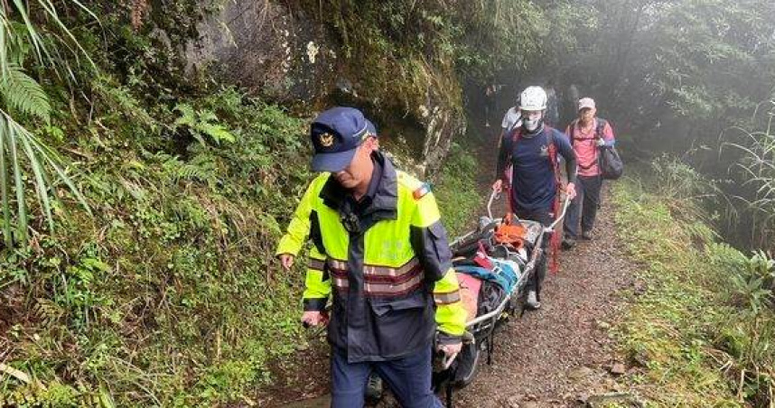 7旬翁登山突癱軟警消急推單架救援。（圖／翻攝畫面）