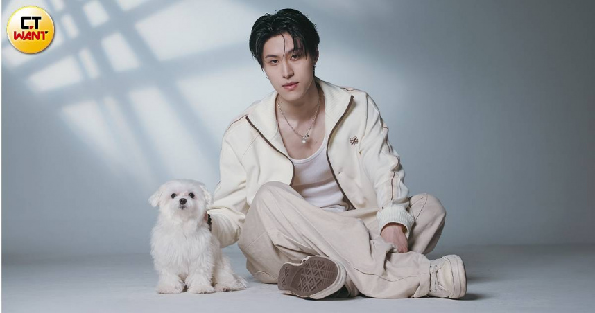 成晞帶著六歲狗兒子「豆皮」接受本刊專訪。（圖／楊澍攝）