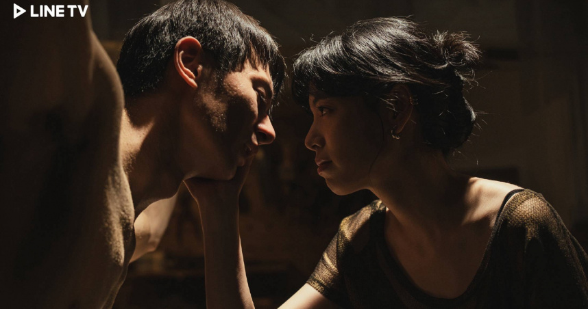 《造物獄》陸夏（右）化身恐怖雕刻家，於劇中學習巫術、復刻情人，更將前男友張軒睿囚禁在密室。（圖／LINE TV）