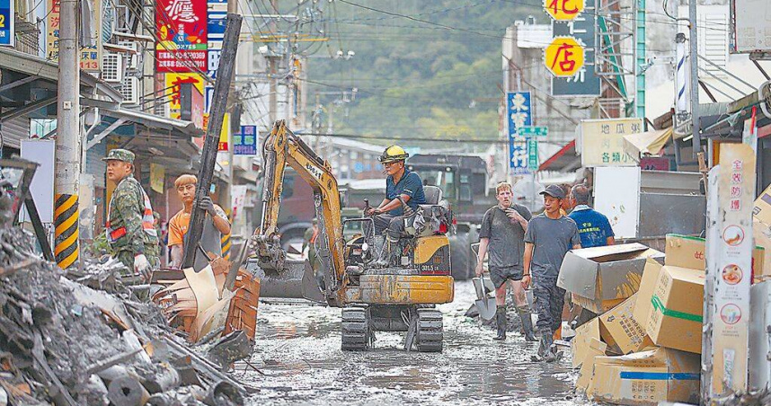 馬太鞍溪堰塞湖溢流重創光復市區，災區居民26日繼續清理家園，淤泥及廢棄物堆滿街道。（圖／中國時報范揚光攝）