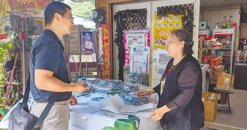 林保署宜蘭分署推動「保育柑仔店」，大同鄉茂安村雅拜商店宣導改良式獵具。（圖／林保署宜蘭分署提供／中國時報李忠一宜蘭傳真）