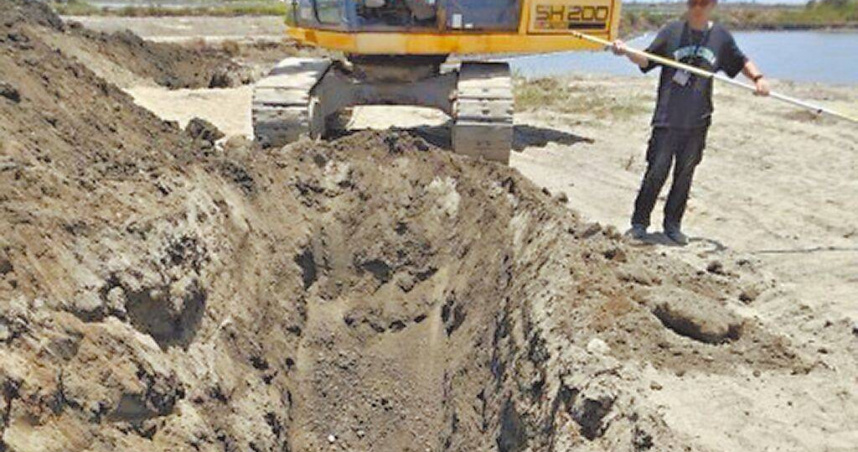 橋頭地檢署偵辦台南將軍光電弊案，意外查出有業者在光電案場傾倒大量廢棄物達500公噸。（圖／橋頭地檢署提供）