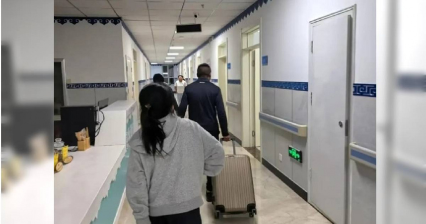 內蒙古阿爾山一間旅館內裝神似醫院，引發網友討論。（圖／翻攝自微博／極目新聞）