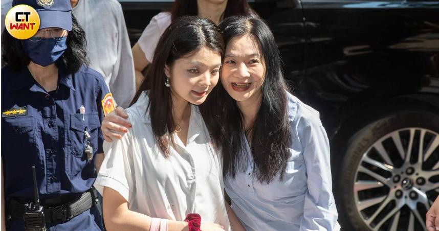 應曉薇（右）及女兒應佳妤（左）。（圖／黃耀徵攝）