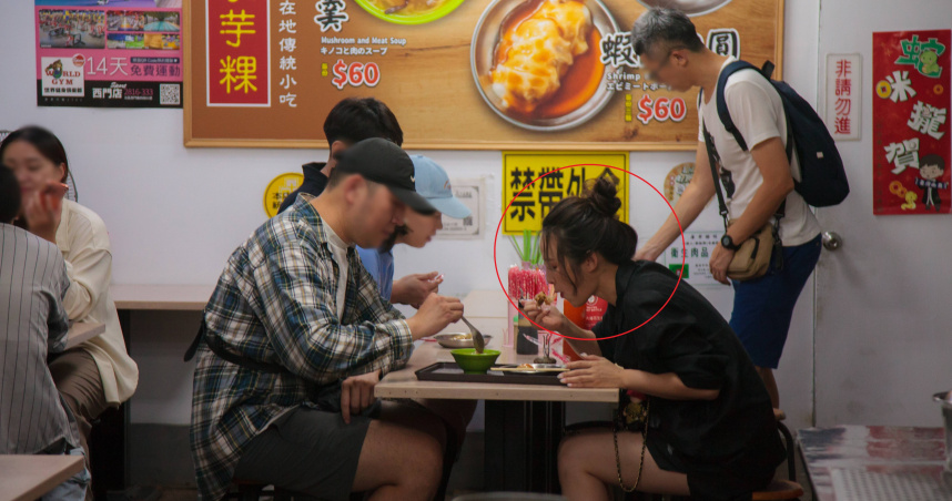 本刊讀者直擊張齡予（前排右）與友人現身台南大啖小吃。（圖／讀者提供）