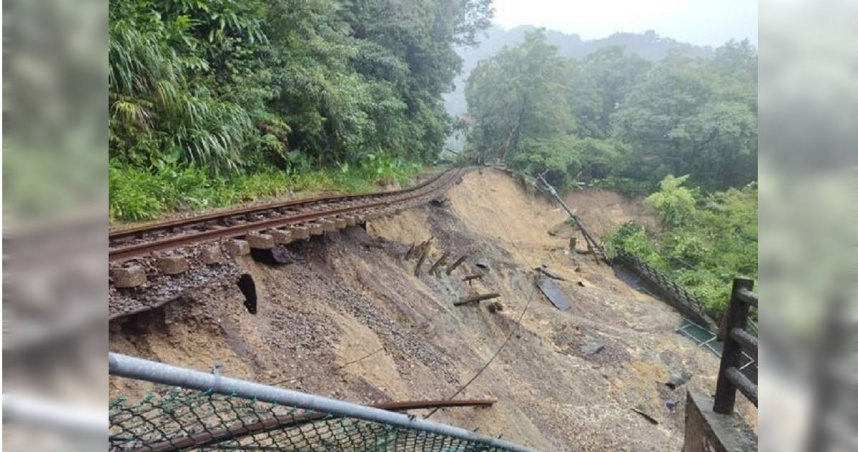 豪雨沖刷平溪線嶺腳路基，鐵軌懸空驚險畫面曝光。（圖／翻攝畫面）