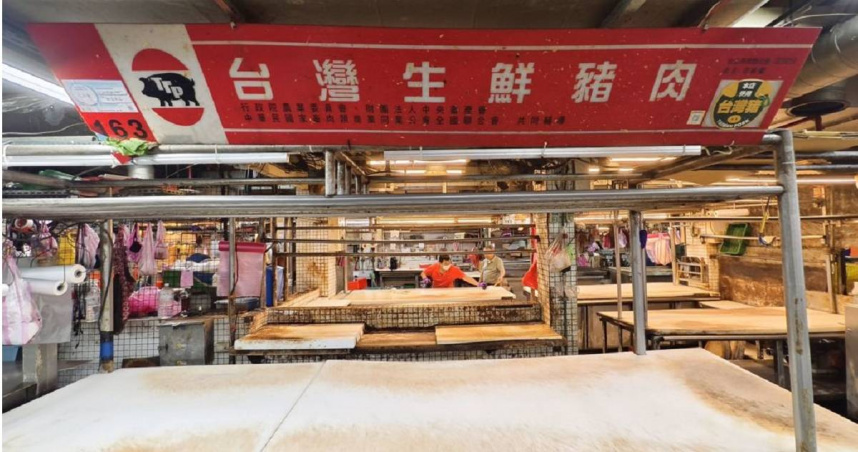 農業部長陳駿季日前指出豬隻禁宰、禁運目前為5天，但因非洲豬瘟病毒的潛伏期為15天，所以最久有可能禁宰15天，將視疫調結果判斷是否提前解除，台北市西寧市場內攤商因沒有現宰豬肉可以販售，只能清潔店面。（圖／中時記者陳君瑋攝）