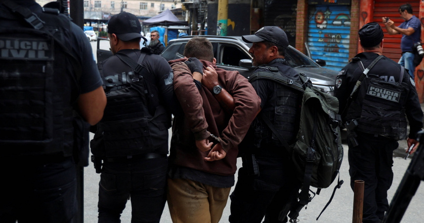 巴西里約熱內盧,警方在佩尼亞貧民窟展開打擊販毒行動。(圖/達志/路透社)