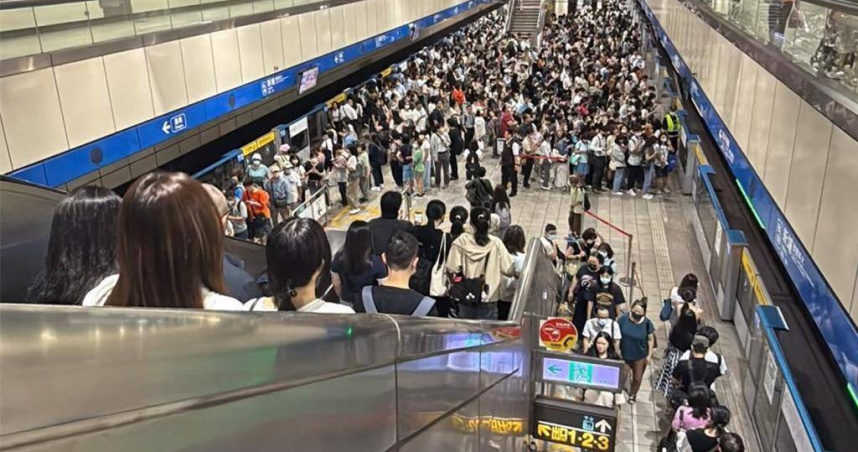 台北捷運板南線31日晚間發生列車異常，台北車站往昆陽方向列車倒退回站，乘客全數下車。（示意圖／報系資料照）